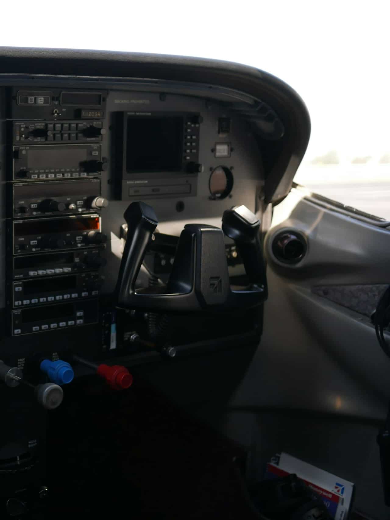The instrument panel and control yoke of a Cessna 172, seen from the pilot’s seat